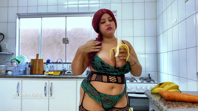 Busty BBW Latinas: Puteri Liana dikongkek dan kencing di dapur