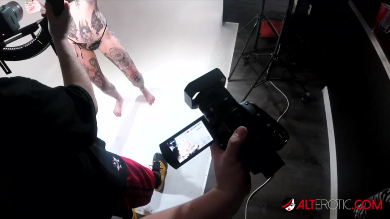Alt Erotic: Nos bastidores com a nova tatuagem no peito de Amber...