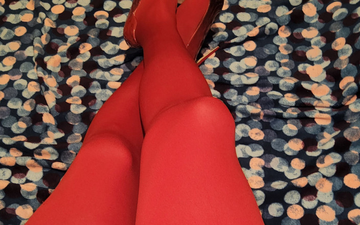 LoverPantyhose: Taquinage dans mes collants rouges
