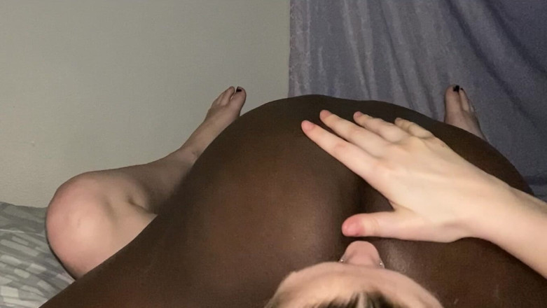 WetBBCLust: Molhada bbc luxúria mostra bunda enquanto pau chupado