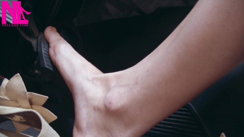 Nyllady: Crazy Barefoot - Mengepam Pedal Dengan Cara Tinggi