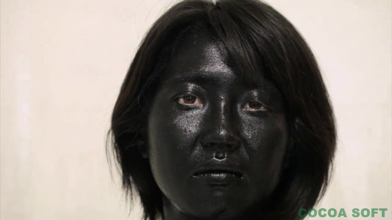 Cocoa Soft: 젖고 지저분한 검은 색, 페인트 칠한 몸의 모든 부분을 보여주는 아시아 소녀