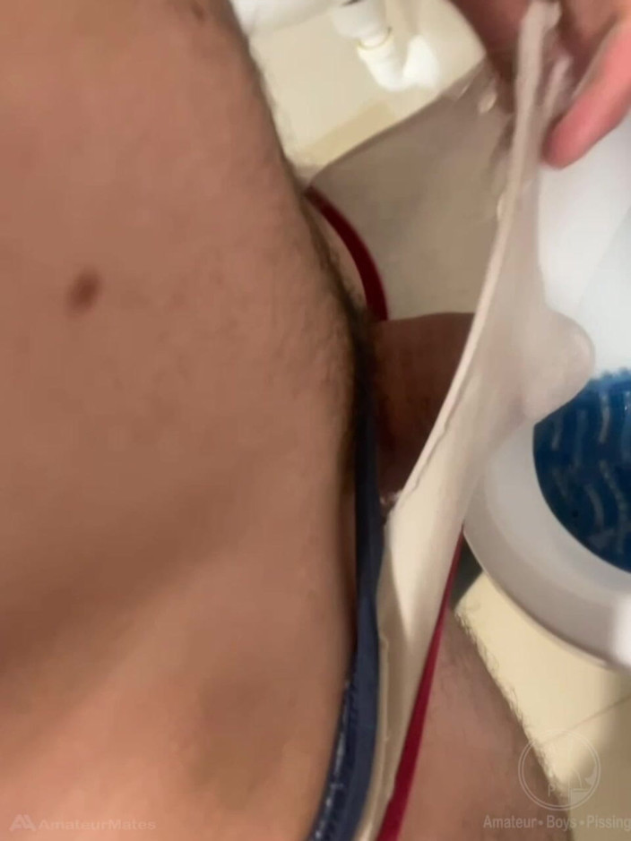 AmateurBoysPissing: 2 chicos divirtiéndose en el orinal de los baños públicos...