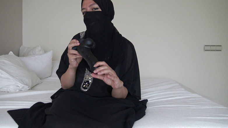 Souzan Halabi: Una esposa argelina humillando la pequeña polla de su marido...