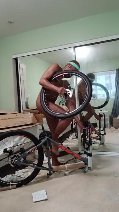 Kennie Jai: ヌードバイク建設