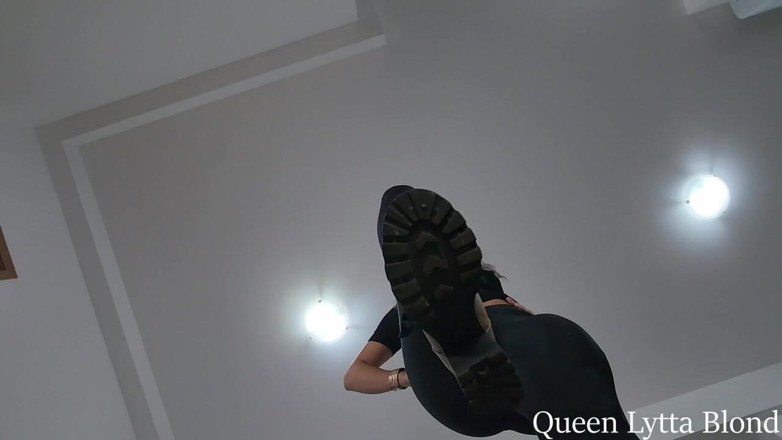 Queen Lytta ballbusting and cum lick: Queen Lytta Blond - Giantess Soles POV Ep 2 - Sexig Lytta sparkar...