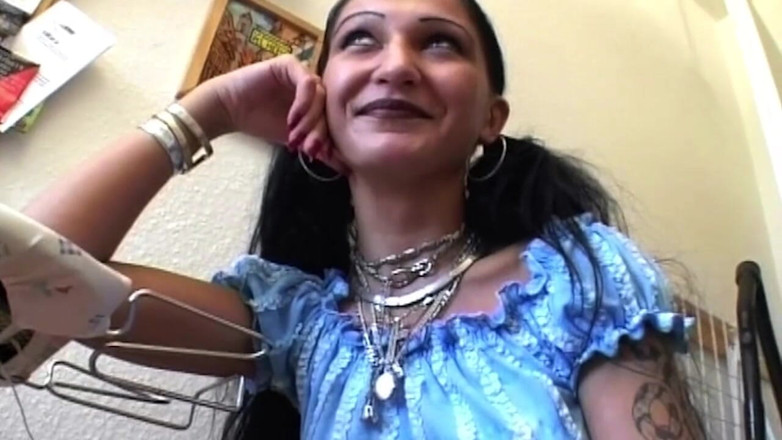 ORGASMX: Olgun esmer kadın orgazm olana kadar ıslak ıslak amcığı parmaklıyor