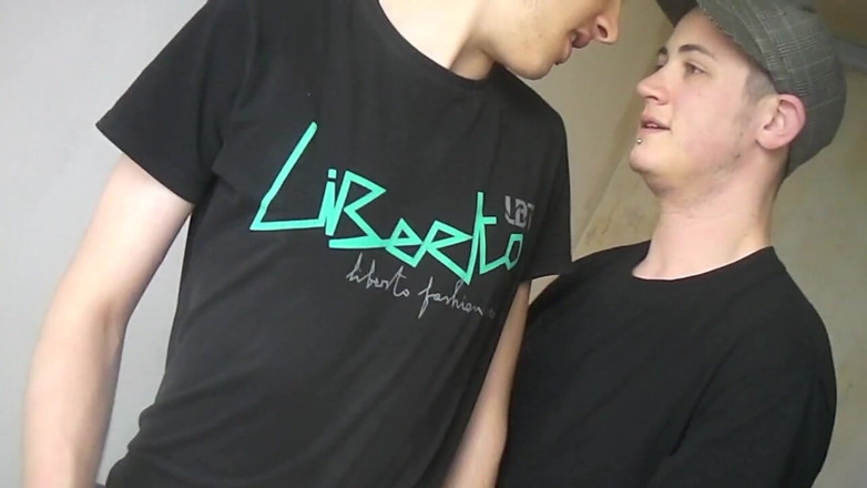 FIRST SEX EXPERIENCE WITH BOY: Un gay se fait baiser par surprise par un hétéro