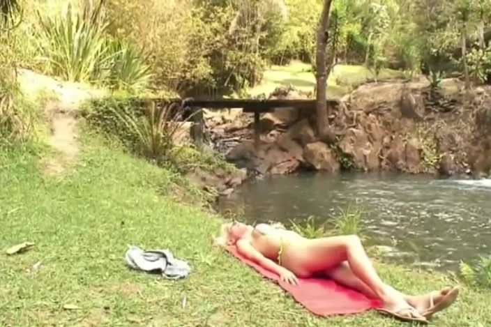 She-Male X: Constrição anal para uma mulher no Brasil - (SEM CAMISINHA)