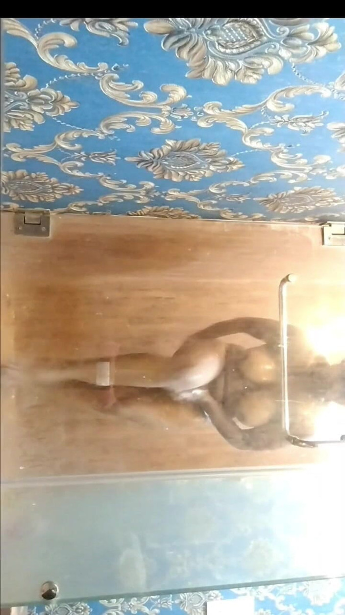 Desi shikha: Desi mädchen badet riesige möpse und sexy arsch