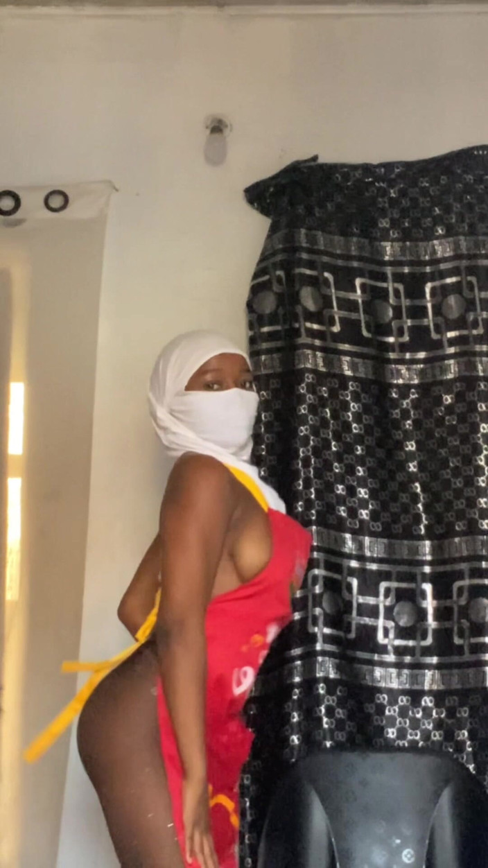Slipperyblackgirl: Balla una ragazza sexy in lingerie