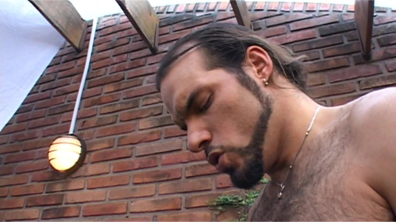 Shemale World: O transsexuală foarte sexy este futută în aer liber