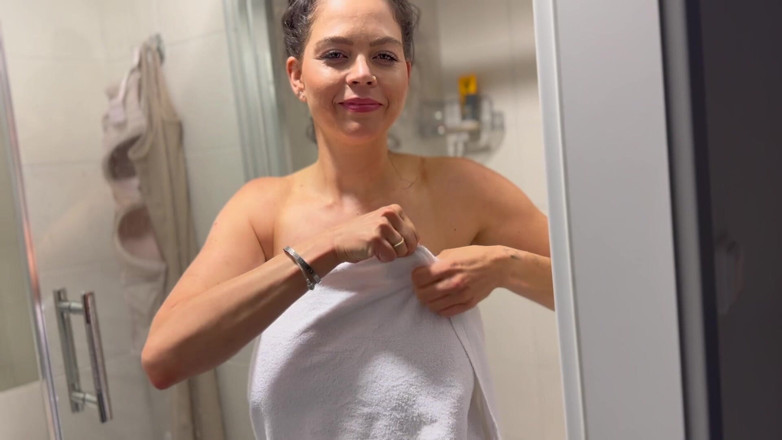 Shione Cooper: Prends une douche avec moi