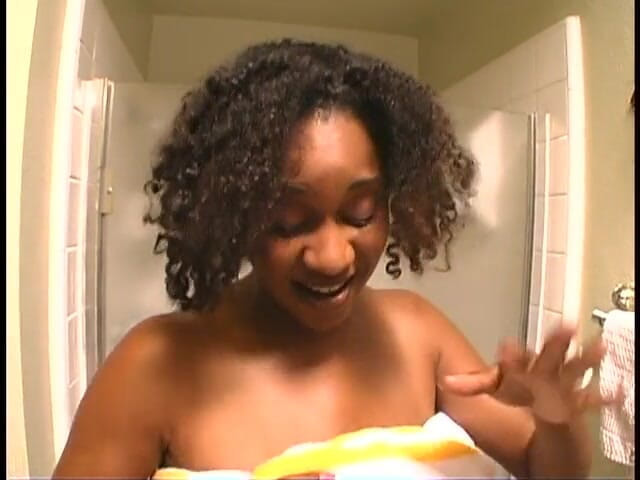 Estelle and Friends: Chaka Titties a de beaux seins