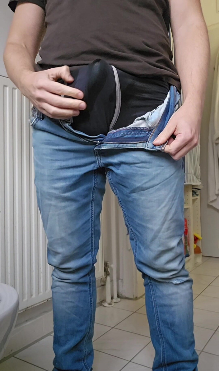 GerMANpiss: 화장실에서 오줌과 정액