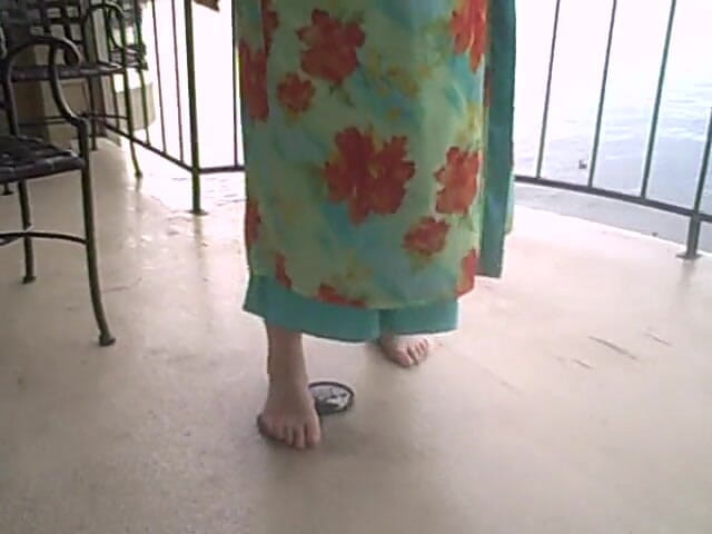 BBW nurse Vicki adventures with friends: 2 खूबसूरत विशालकाय महिला नंगे पैरों से दूसरे को कुचल रही है