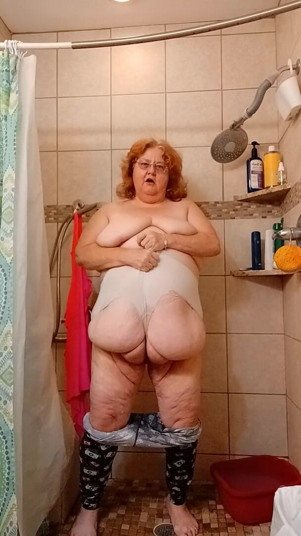 BBW nurse Vicki adventures with friends: Verdammt, ich habe meine hose angepinkelt, guck?
