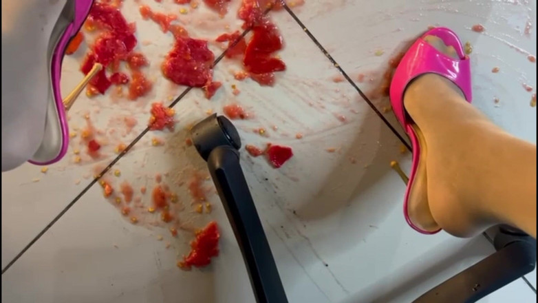 Maeling: Domina segretaria schiaccia le palle pomodori con i tacchi alti