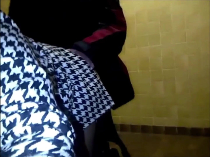 Dogging after dark: Real gloryholes, baño público divertido