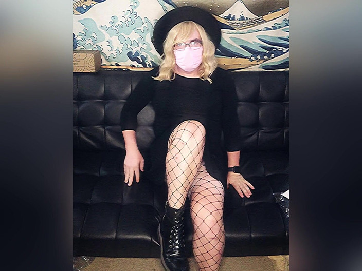 Lauren Ashland: Blondes trans-mädchen, das netzstrümpfe an zieht