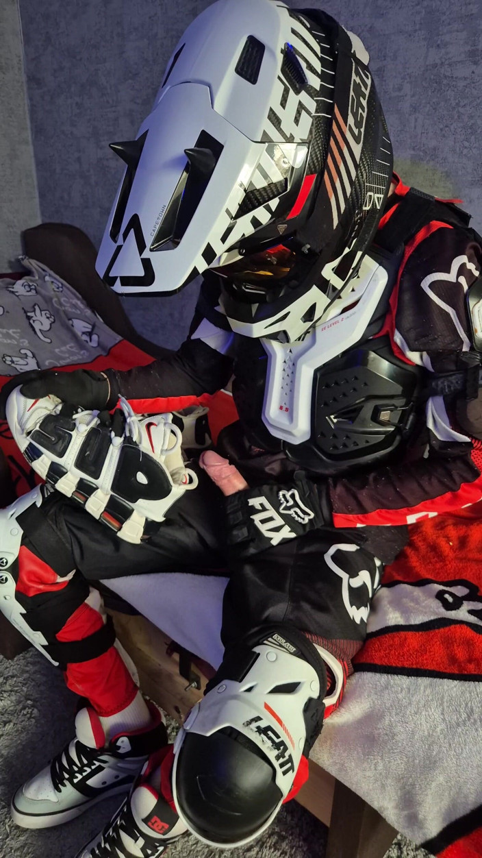 Sneakersmax98: Um cara animado em motocicleta fode seus tênis