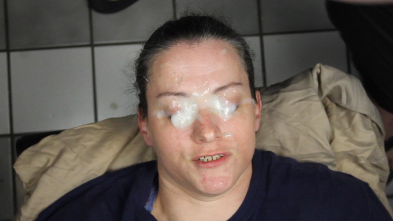 Dirty Dees: Énorme éjac faciale maison dans ses yeux !!