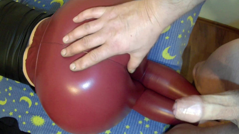 Leather Addict: Grosse éjaculation sur un pantalon en cuir moulant