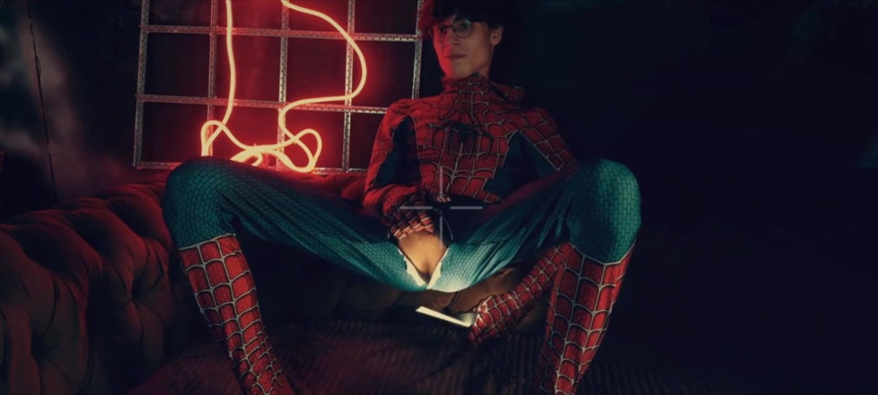 HotDogs studio: Spider-man-kostüm. Der Junge Posiert Unten. Arschloch