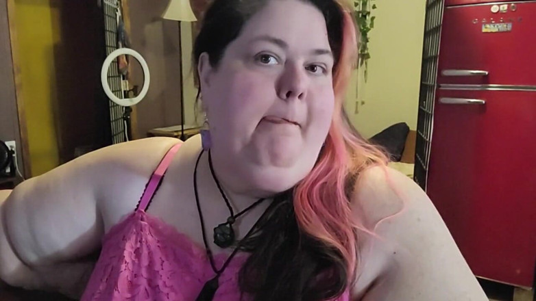 Kitty Delgato: SSBBW raucht beim spielen mit meinem hals und meinen massiven...