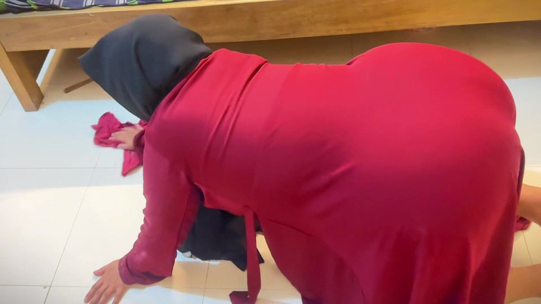 Aria Mia: Tía caliente atrapada debajo de la cama y desnuda su...