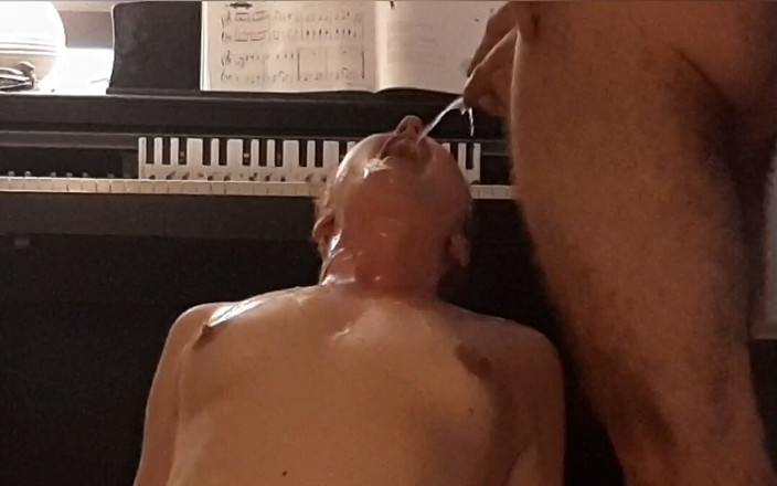 Sexy and masked: Elle est trempée de pisse