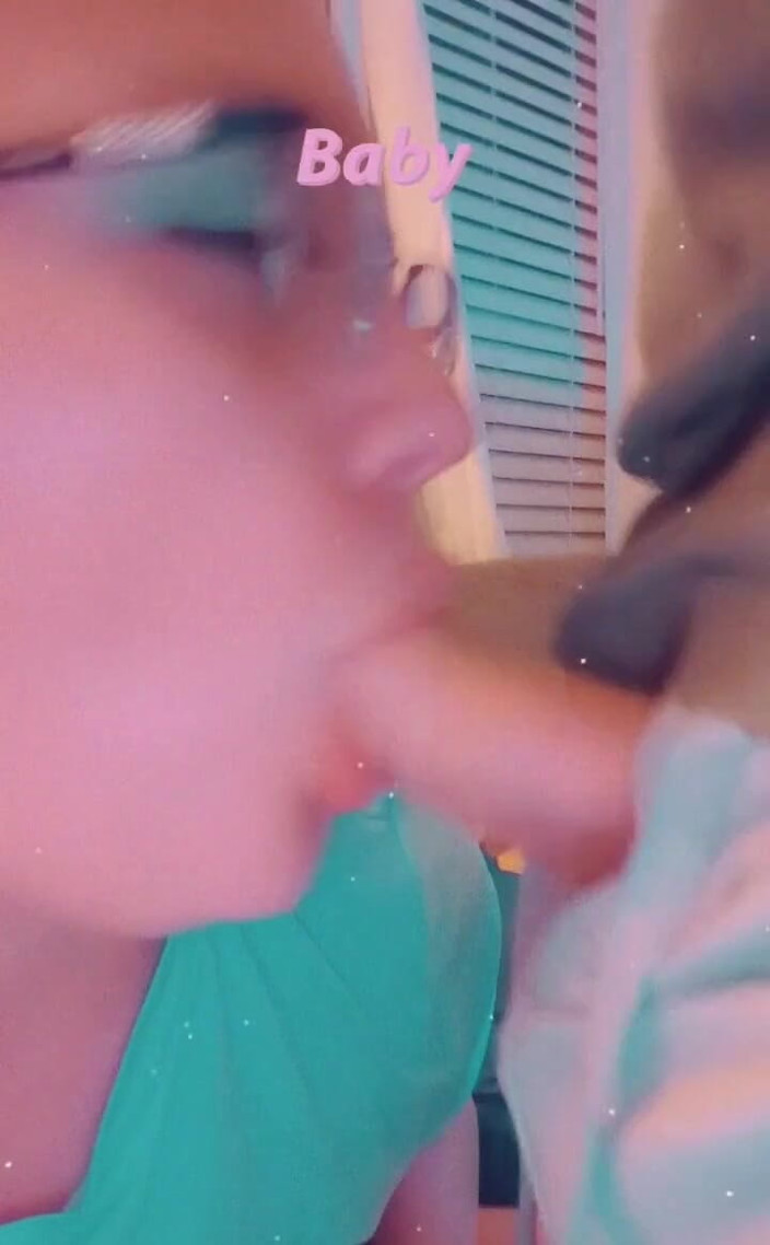 Funhousewife69: Video's nemen van mij die met zijn lul met mijn...