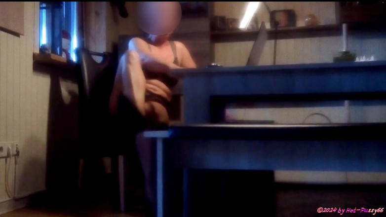 Hot-Pussy66: Полуобнаженная на ноутбуке