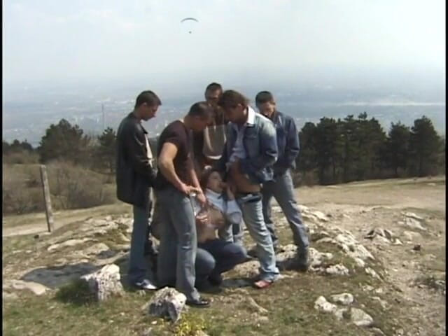 Group Bang: Une rouquine se fait baiser dehors sur une colline