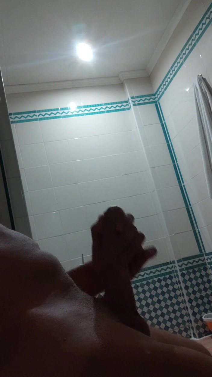 Cock & Body Worship: VEDERE LA PERSOANA 1 cu tati verbal în baie - muie, futai și spermă în...