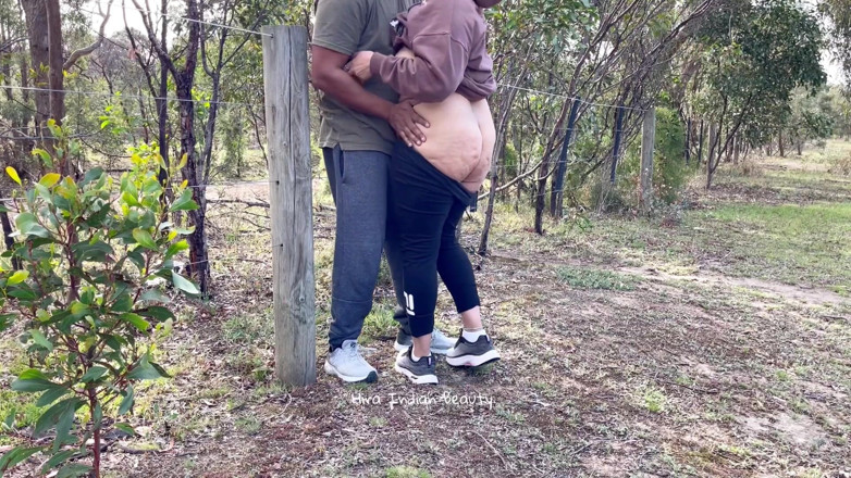 Hot 365 Entertainments: Desi-vrouw heeft een affaire in de buitenlucht op wandelen
