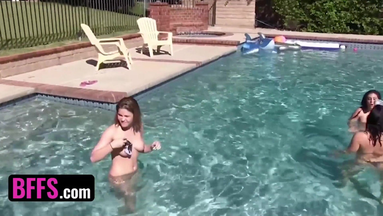 BFFS: BFFS - keisha grey und ihre frechen freundinnen im bikini werden...