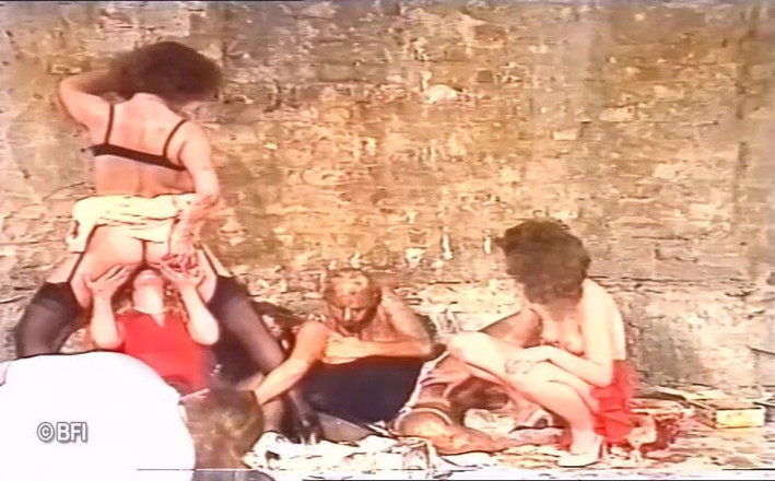 Food flogging: İki adam ve bir grup azgın piliçle klasik porno
