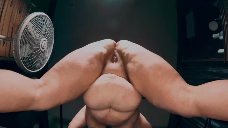 SexyNEBBW: Сексуальна товстушка присідає свою пизду