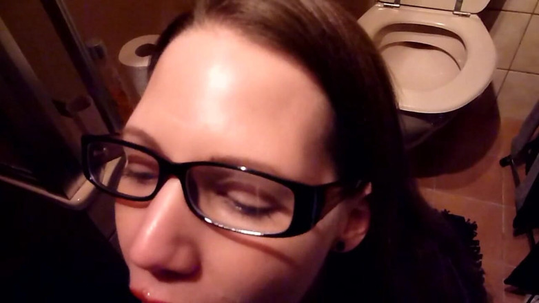 Viktoria Goo: Bibliotecaria alemana con gafas usadas como puta meando