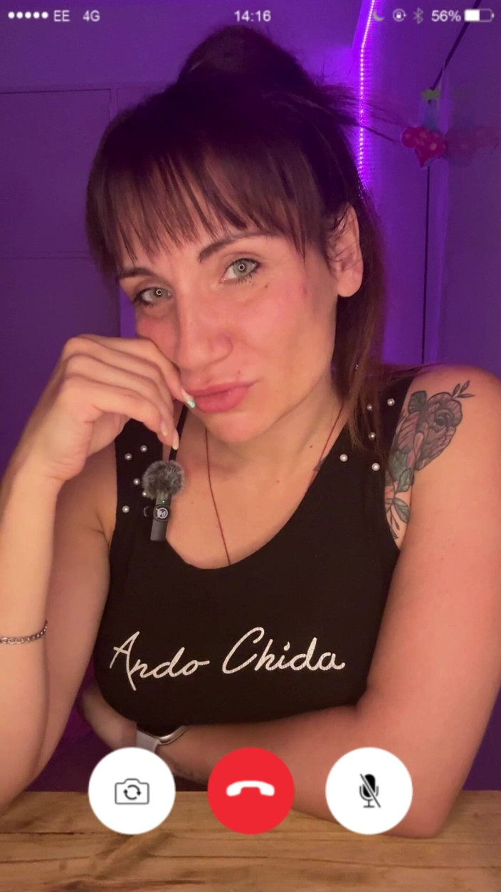 AngelQueen: Apelul video cu sora ta vitregă devine JOI