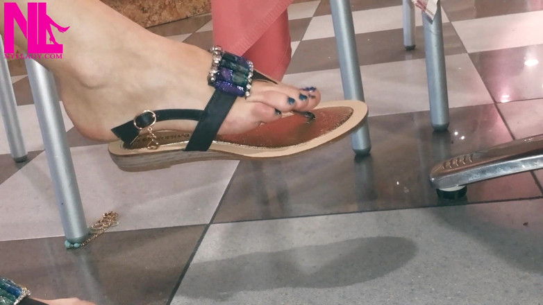 Nyllady: Colgando y jugando con los zapatos en un bar con...