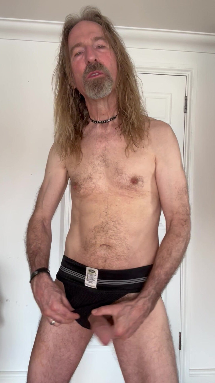 Longhairdude: Longhairdude siyah jockstrap içinde ısınıyor