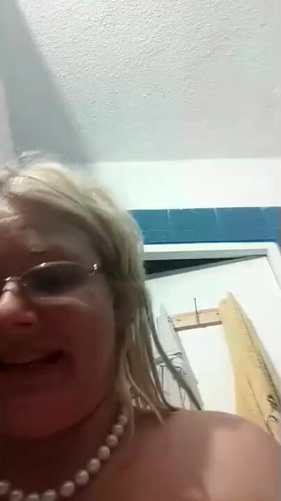 Putarankahotmilf: Tuvalette patlayana kadar çişimi sakla