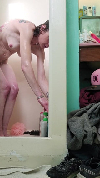 Xxxcountrygirl69: J'adore baiser mon gode sous la douche