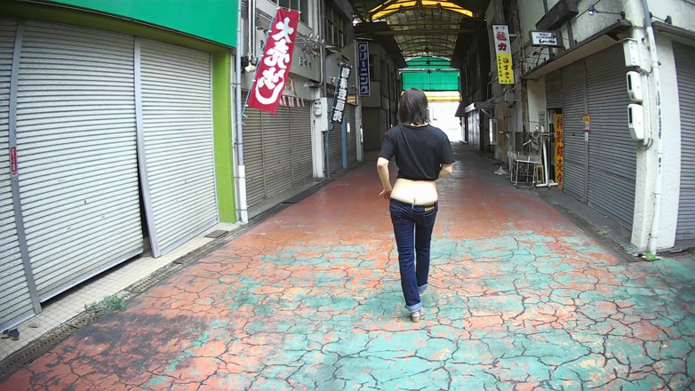 Mayumi Kanzaki: 穿着超低腰牛仔裤的熟女在户外..