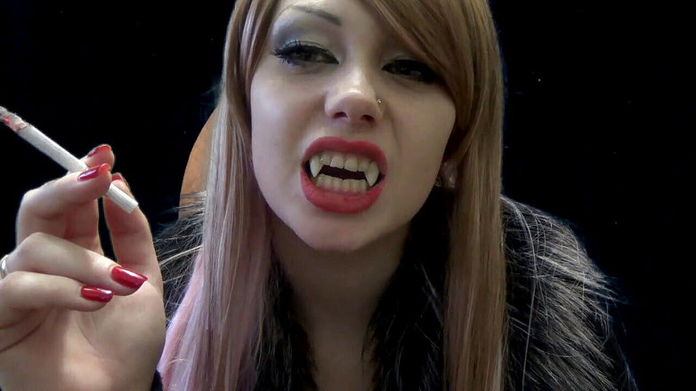 Goddess Misha Goldy: Sexy vampiro malvado fumando y hablando con ti!