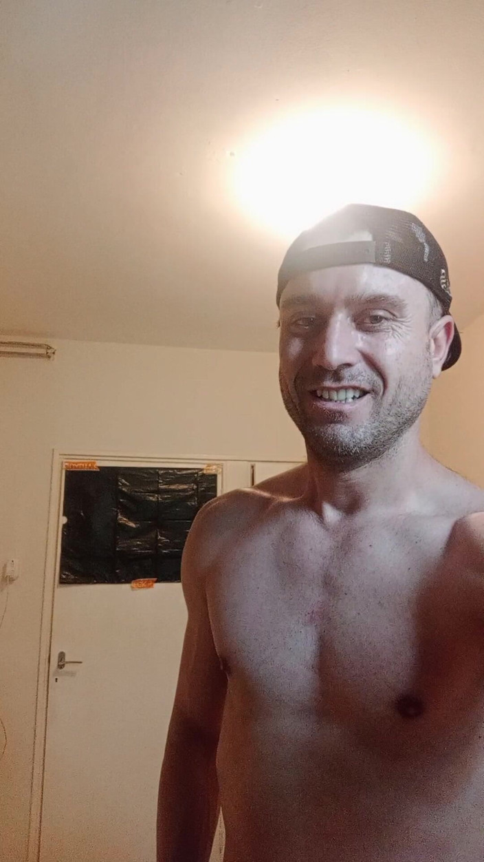 Jonnyjo: Sexy junge zeigt bank