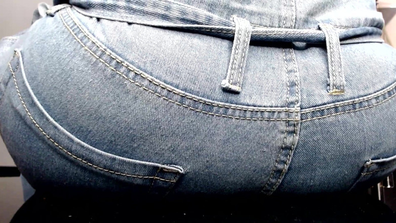 Maeling: Lelaki kecil molek hancur dalam seluar jeans– fyxiation dengan pantat...