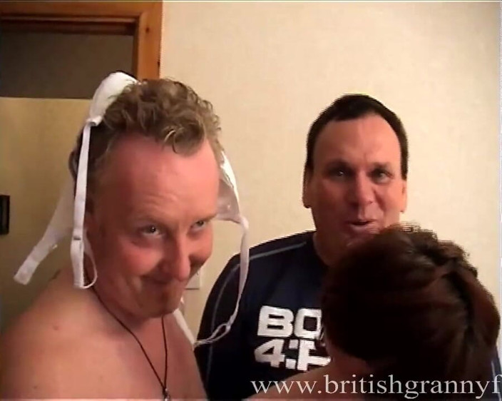 Freddies World: Piccola miLF mora in un trio